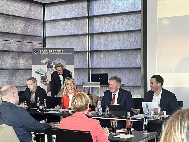 Bauen einfacher möglich machen: MIT NRW bei den Bauverbänden zu Gast. Ministerin Brandes im Gespräch